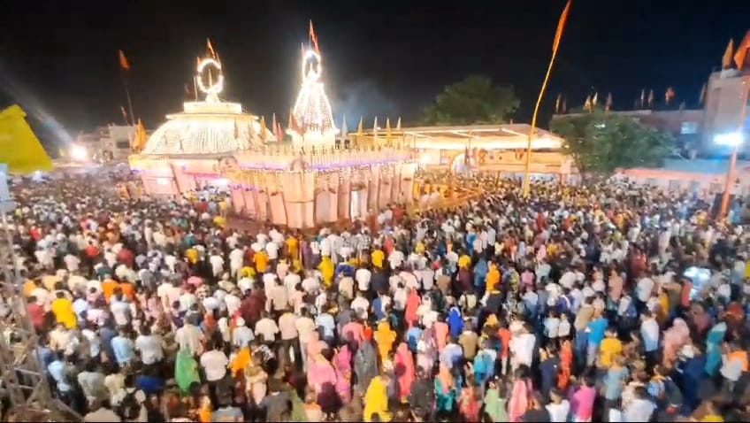 गुरु पूर्णिमा पर्व पर श्री दादाजी धाम में हुई महा आरती