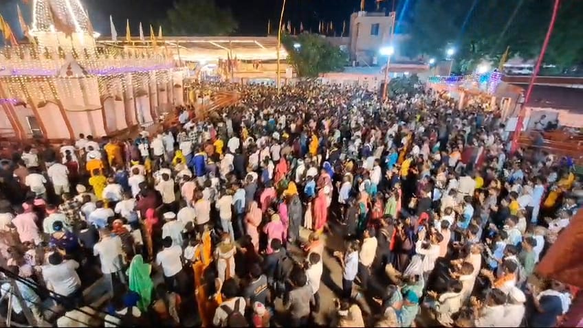 गुरु पूर्णिमा पर्व पर श्री दादाजी धाम में हुई महा आरती