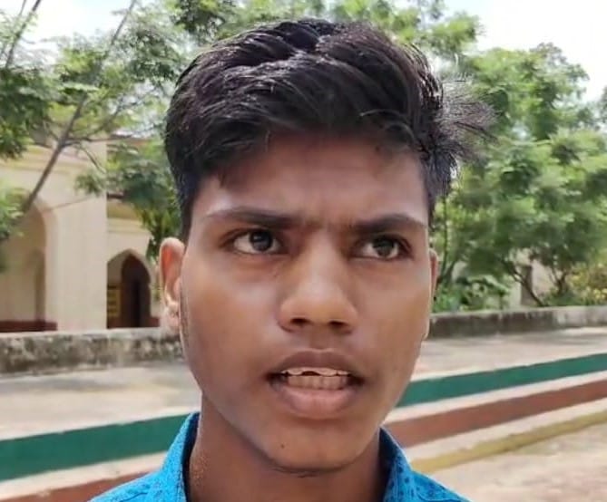 जीआईसी स्थित केंद्र से परीक्षा देकर बाहर निकलते छात्र-छात्राएं। संवाद