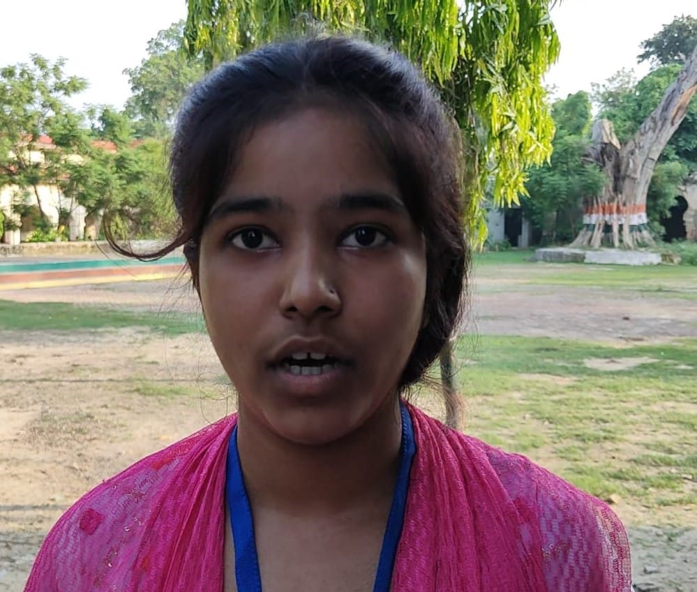 जीआईसी स्थित केंद्र से परीक्षा देकर बाहर निकलते छात्र-छात्राएं। संवाद