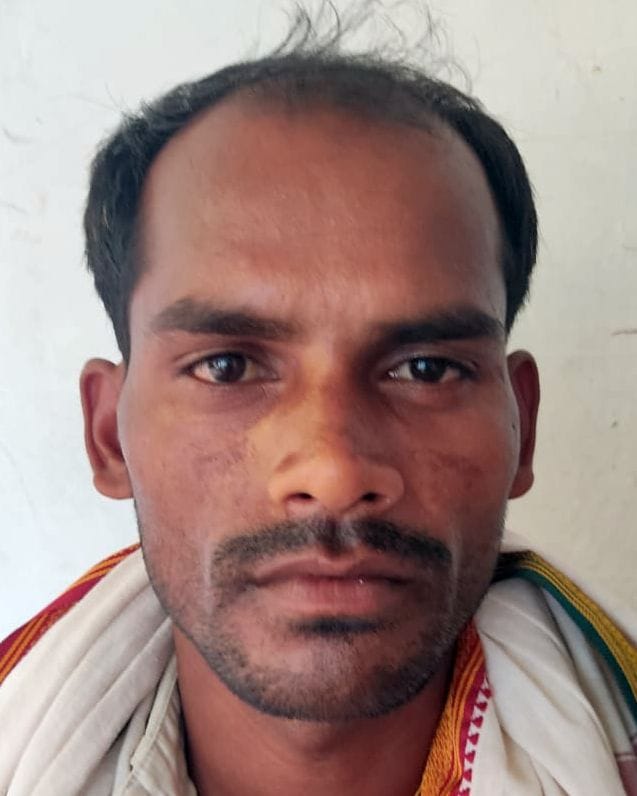 जलालपुर शाना के रहौनी गांव में हैंडपंप से पानी भरने के लिए इंतजार में खड़ी महिलाएं। संवाद जलालपुर शाना के रहौनी गांव में हैंडपंप से पानी भरने के लिए इंतजार में खड़ी महिलाएं। संवाद