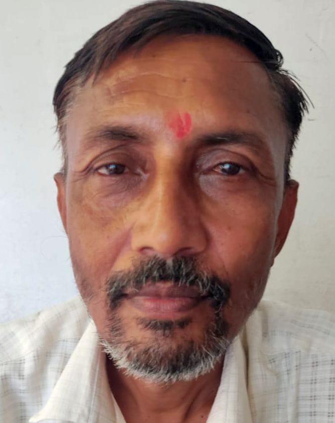 जलालपुर शाना के रहौनी गांव में हैंडपंप से पानी भरने के लिए इंतजार में खड़ी महिलाएं। संवाद जलालपुर शाना के रहौनी गांव में हैंडपंप से पानी भरने के लिए इंतजार में खड़ी महिलाएं। संवाद