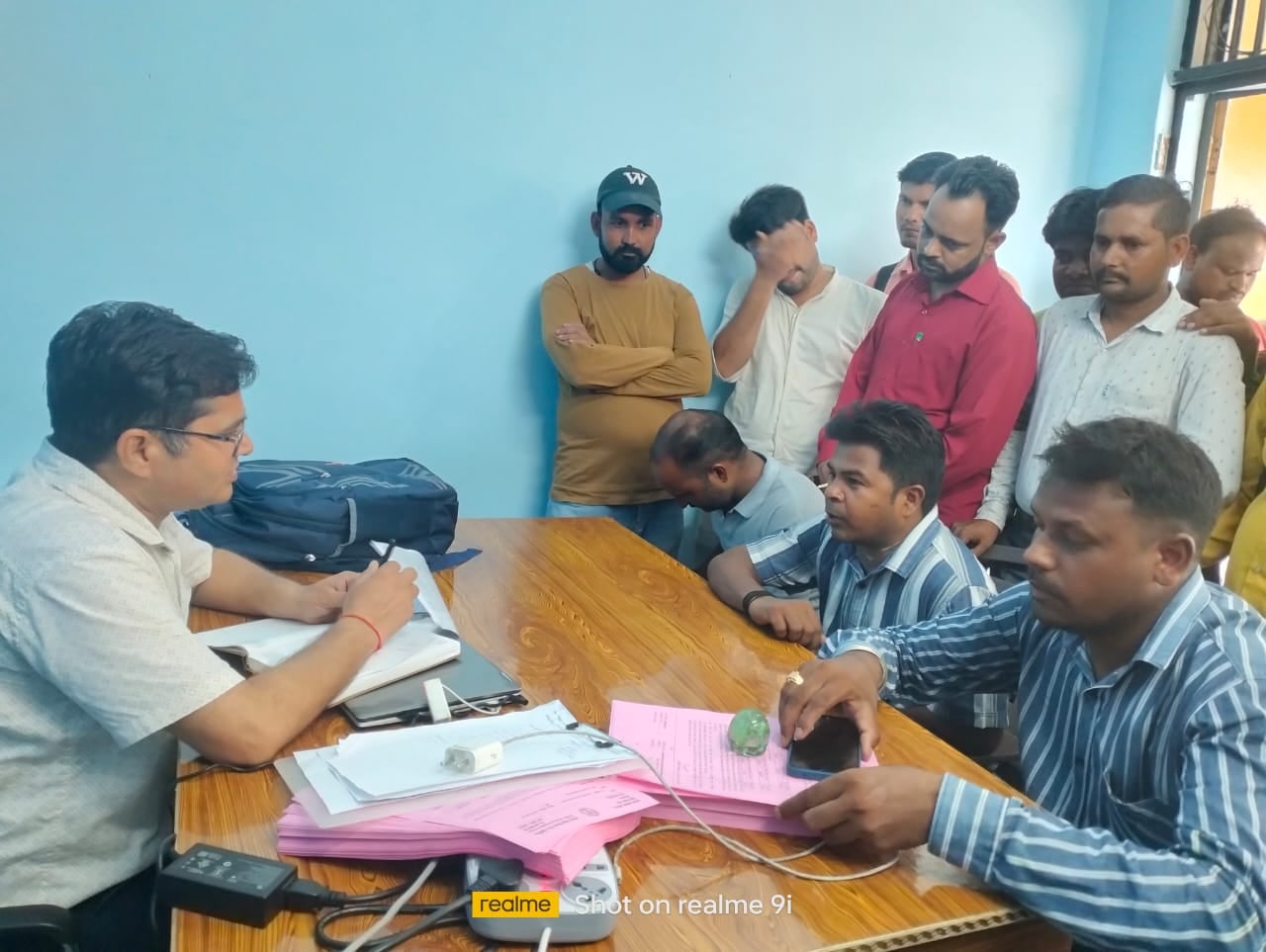जैतीपुर में विद्युत उपकेंद्र पर जेई का घेराव करते उपभोक्ता। स्रोत: जागरुक पाठक