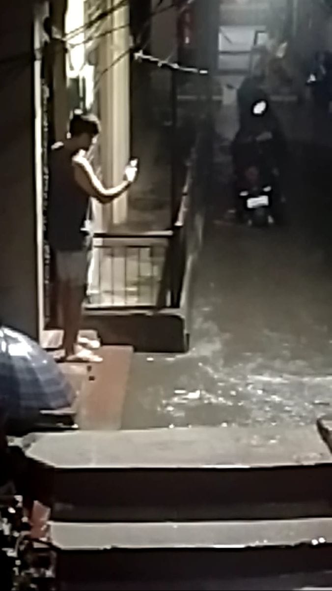 मंडी शहर के थनेहड़ा वार्ड में रास्ते पर बहता हुआ नाले का गंदा पानी। संवाद