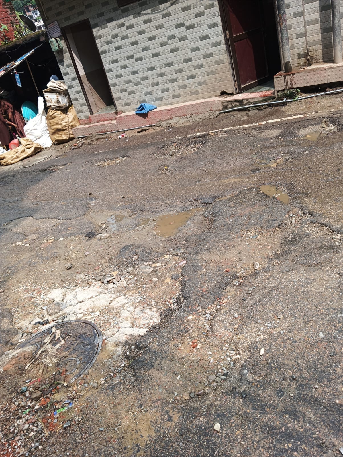 मंडी शहर के थनेहड़ा वार्ड में रास्ते पर बहता हुआ नाले का गंदा पानी। संवाद