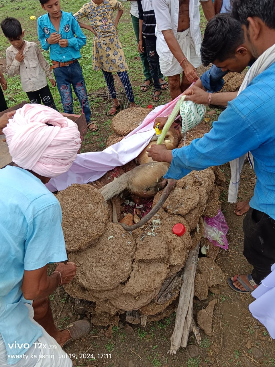 मृत बंदर का ग्रामीणों ने हिंदू रीति रिवाज से किया अंतिम संस्कार मृत बंदर का ग्रामीणों ने हिंदू रीति रिवाज से किया अंतिम संस्कार