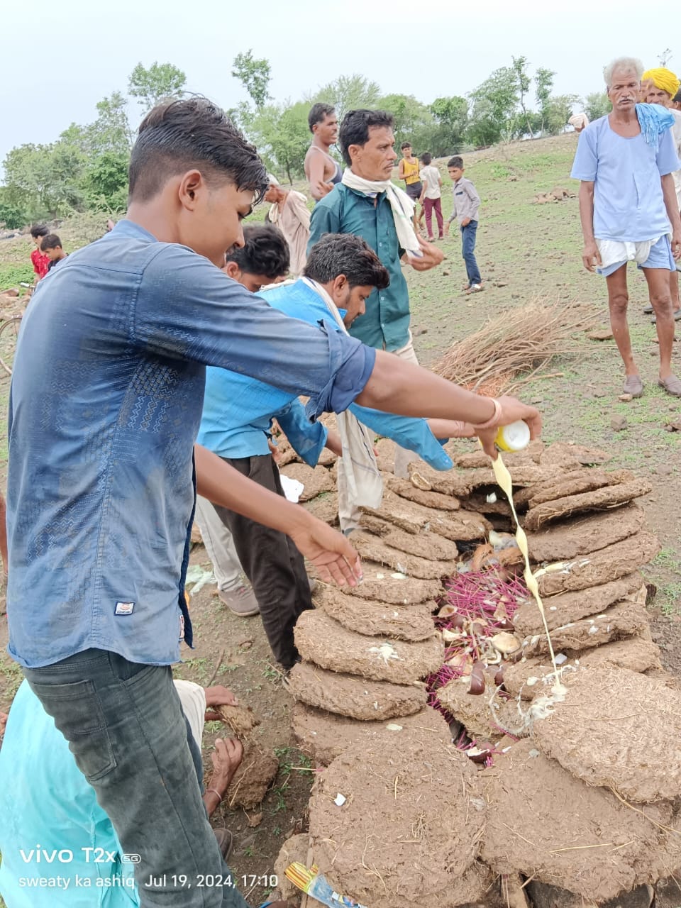 मृत बंदर का ग्रामीणों ने हिंदू रीति रिवाज से किया अंतिम संस्कार मृत बंदर का ग्रामीणों ने हिंदू रीति रिवाज से किया अंतिम संस्कार