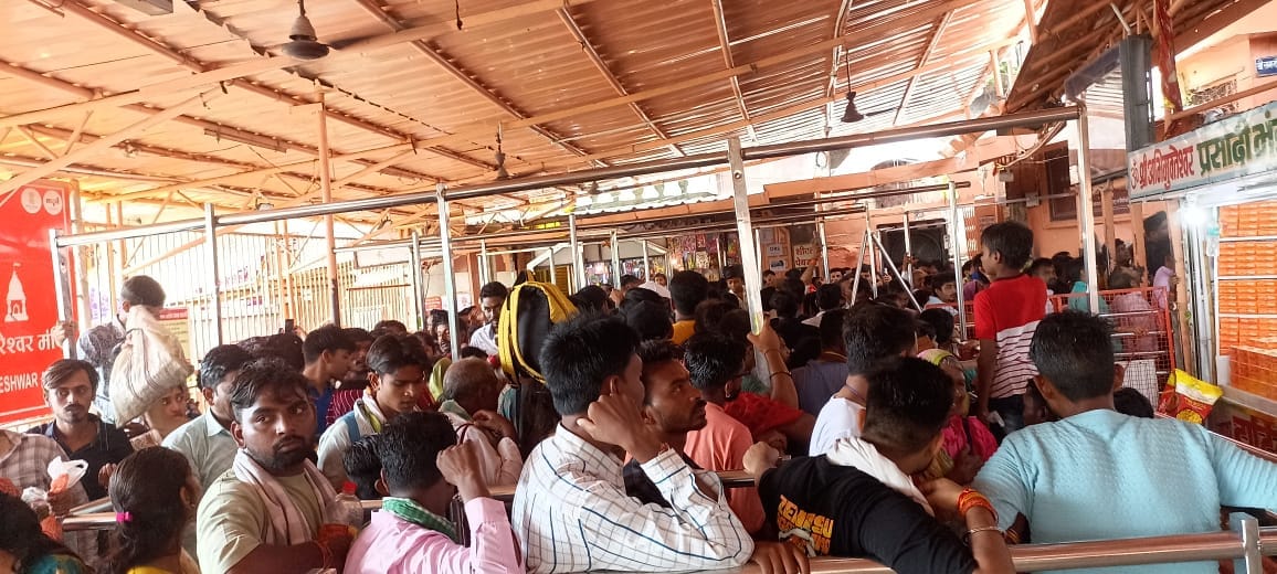 ओंकारेश्वर मंदिर में गुरु पूर्णिमा पर उमडी भक्तों की भीड़ ओंकारेश्वर मंदिर में गुरु पूर्णिमा पर उमडी भक्तों की भीड़