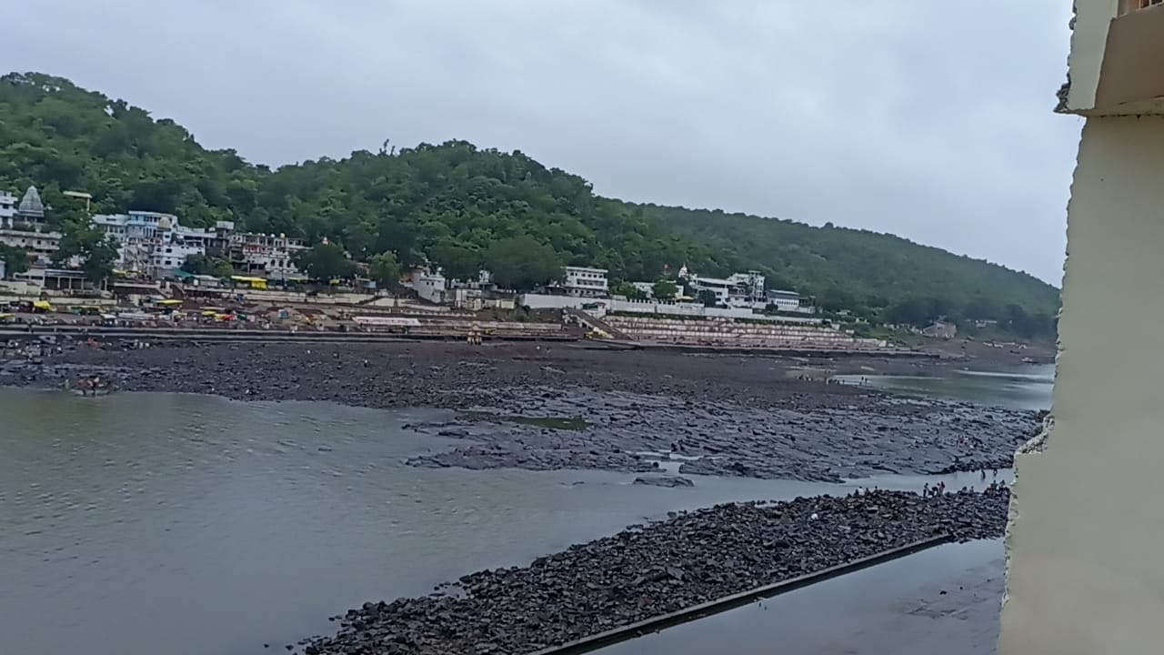 ओंकारेश्वर मंदिर में गुरु पूर्णिमा पर उमडी भक्तों की भीड़ ओंकारेश्वर मंदिर में गुरु पूर्णिमा पर उमडी भक्तों की भीड़