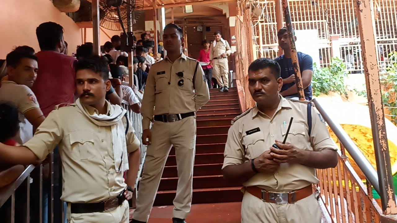 ओंकारेश्वर मंदिर में गुरु पूर्णिमा पर उमडी भक्तों की भीड़ ओंकारेश्वर मंदिर में गुरु पूर्णिमा पर उमडी भक्तों की भीड़