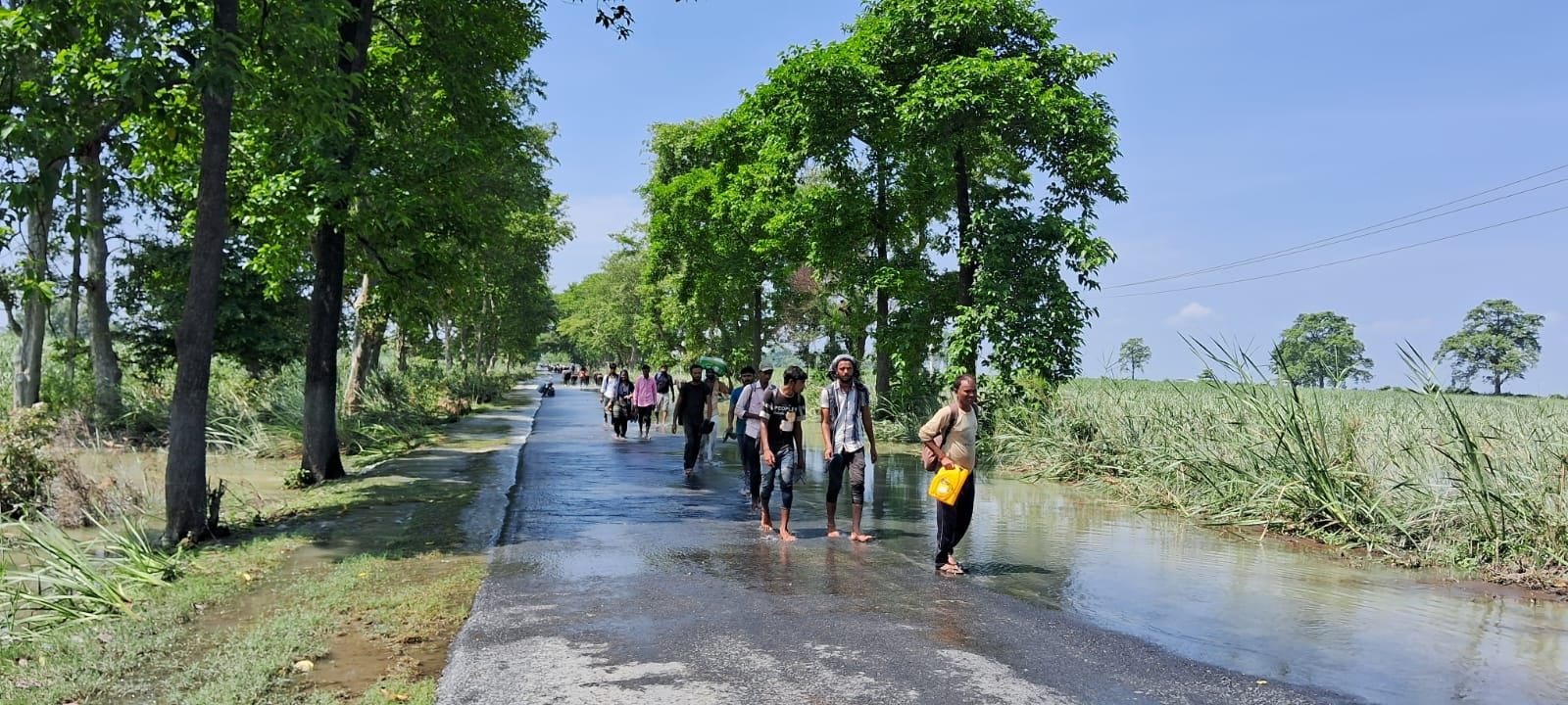 पलिया के शारदा पुल पर लगी वाहनों की भीड़। पलिया के शारदा पुल पर लगी वाहनों की भीड़।