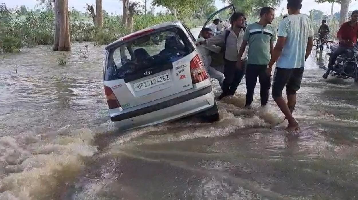 पलिया के शारदा पुल पर लगी वाहनों की भीड़। पलिया के शारदा पुल पर लगी वाहनों की भीड़।