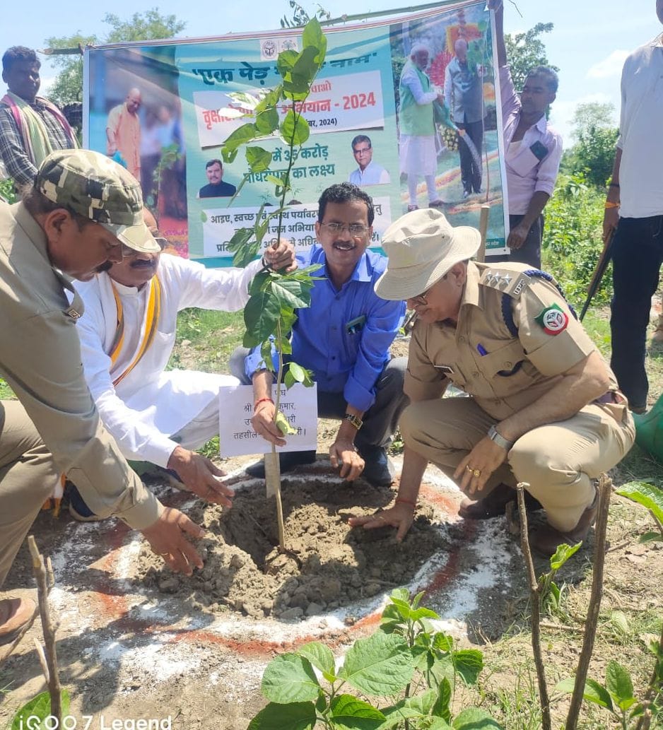 राजापुर बैनी में पौधा लगाते हुए विधायक लोकेंद्र प्रताप सिंह। राजापुर बैनी में पौधा लगाते हुए विधायक लोकेंद्र प्रताप सिंह।