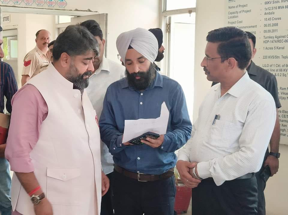 सब स्टेशन की मेंनटनेंस को लेकर कार्य करता बिजली कर्मचारी।