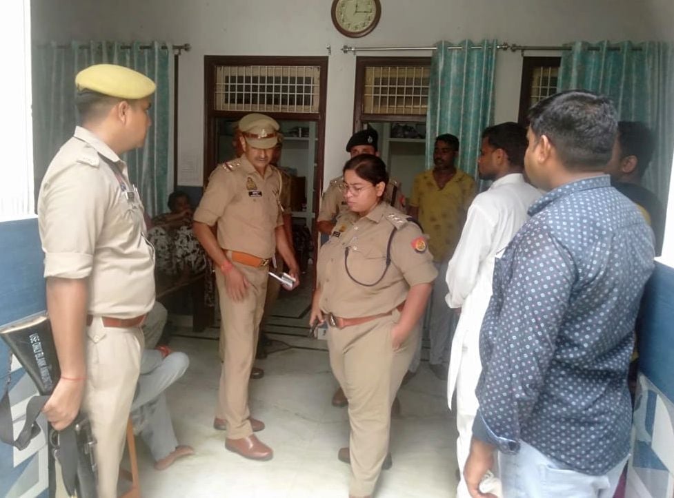 शाहजहांपुर में रामचंद्र मिशन थाना क्षेत्र में घटना के बाद लईक के घर के बाहर लगी भीड़। स्रोत: जा