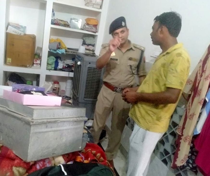 शाहजहांपुर में रामचंद्र मिशन थाना क्षेत्र में घटना के बाद लईक के घर के बाहर लगी भीड़। स्रोत: जा