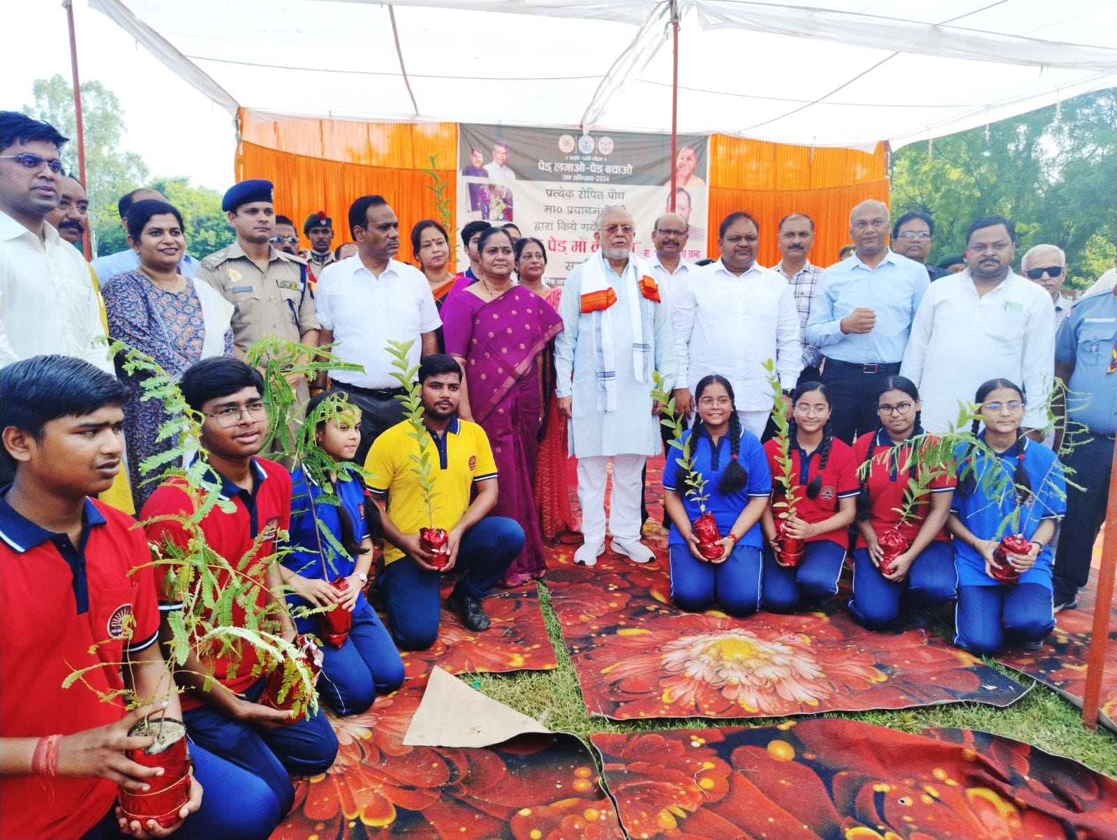 तिलहर तहसील में वृक्षारोपण करती एसडीएम अंजलि गंगवार। स्रोत: प्रशासन