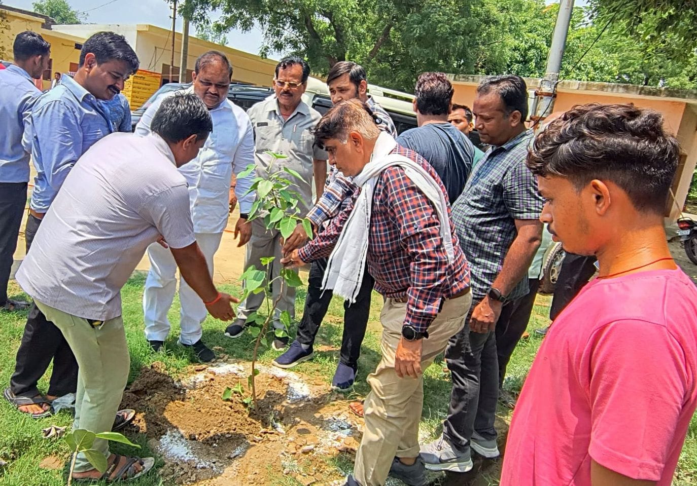 तिलहर तहसील में वृक्षारोपण करती एसडीएम अंजलि गंगवार। स्रोत: प्रशासन