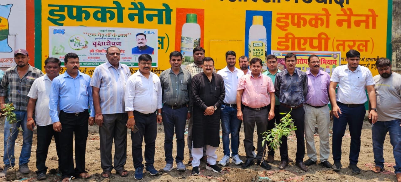 तिलहर तहसील में वृक्षारोपण करती एसडीएम अंजलि गंगवार। स्रोत: प्रशासन