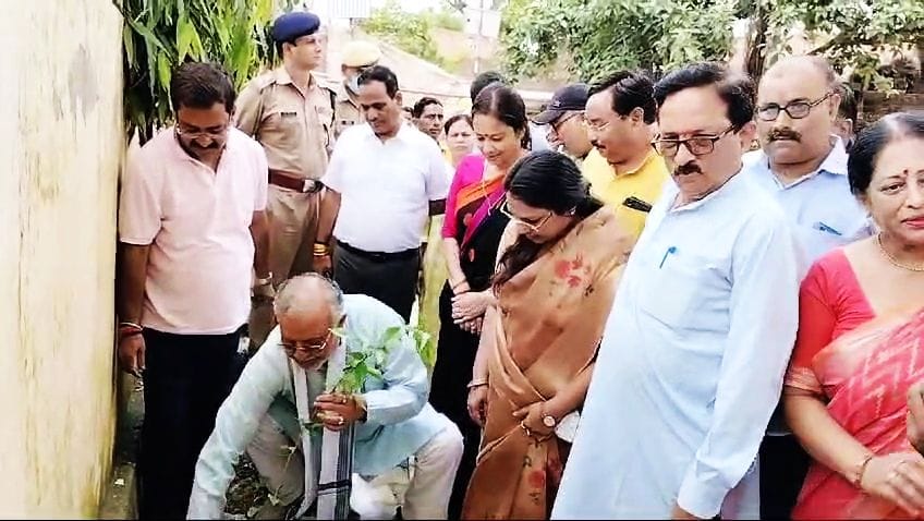 तिलहर तहसील में वृक्षारोपण करती एसडीएम अंजलि गंगवार। स्रोत: प्रशासन