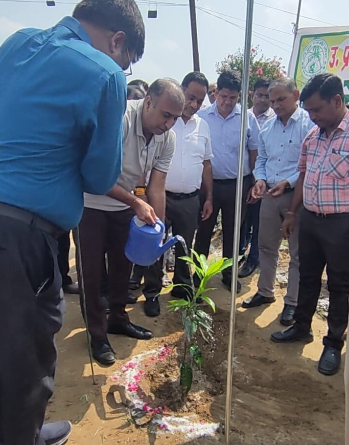 तिलहर तहसील में वृक्षारोपण करती एसडीएम अंजलि गंगवार। स्रोत: प्रशासन