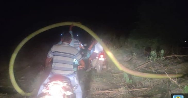 20सीटीके01... नहर से पानी का पाइप जोड़ते किसान। संवाद 20सीटीके01... नहर से पानी का पाइप जोड़ते किसान। संवाद