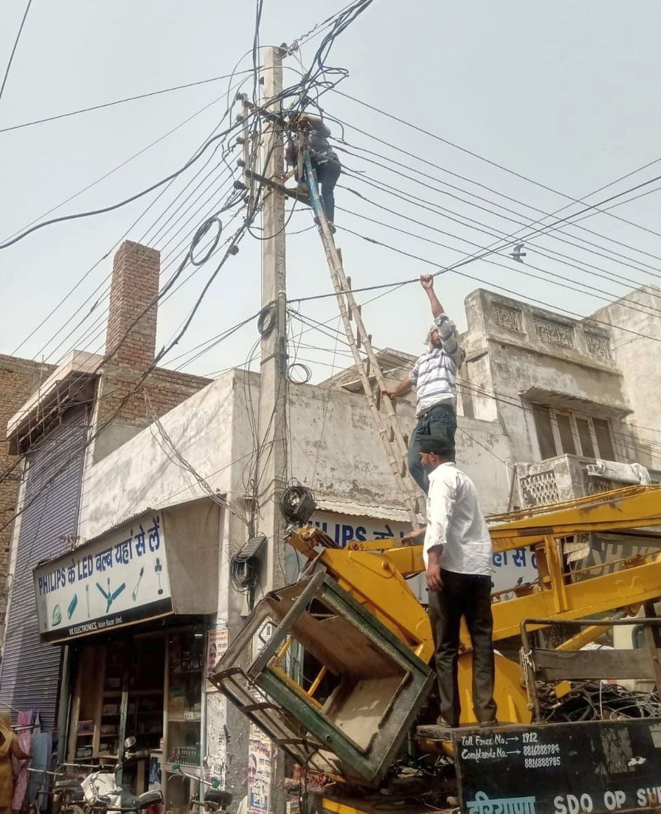 21जेएनडी03-शहर में फाल्ट करने में जुटे बिजली कर्मचारी। संवाद 21जेएनडी03-शहर में फाल्ट करने में जुटे बिजली कर्मचारी। संवाद