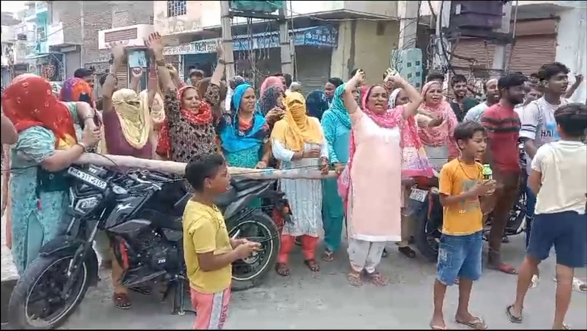 21जेएनडी15-रामराय गेट पर अवरोधक डालकर नारेबाजी करते शहरवासी। संवाद