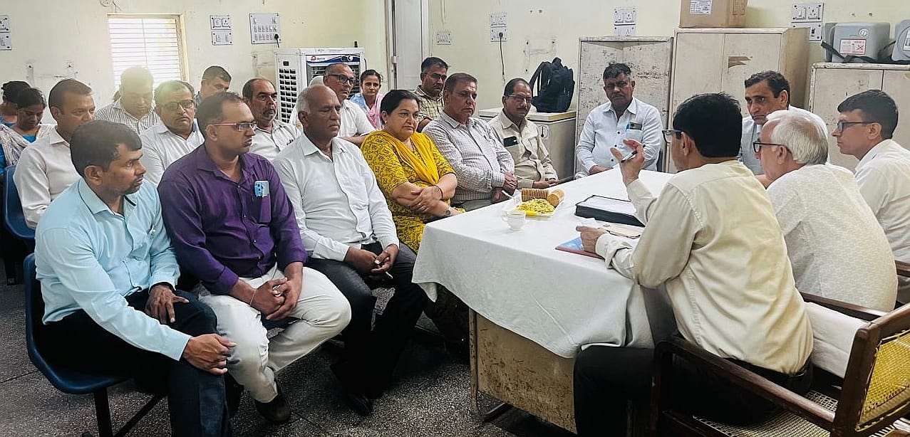 21जेएनडी19: बैठक को संबोधित करते हुए स्वास्थ्य सुपरवाईजर संघ के प्रदेशाध्यक्ष राममेहर वर्मा। स