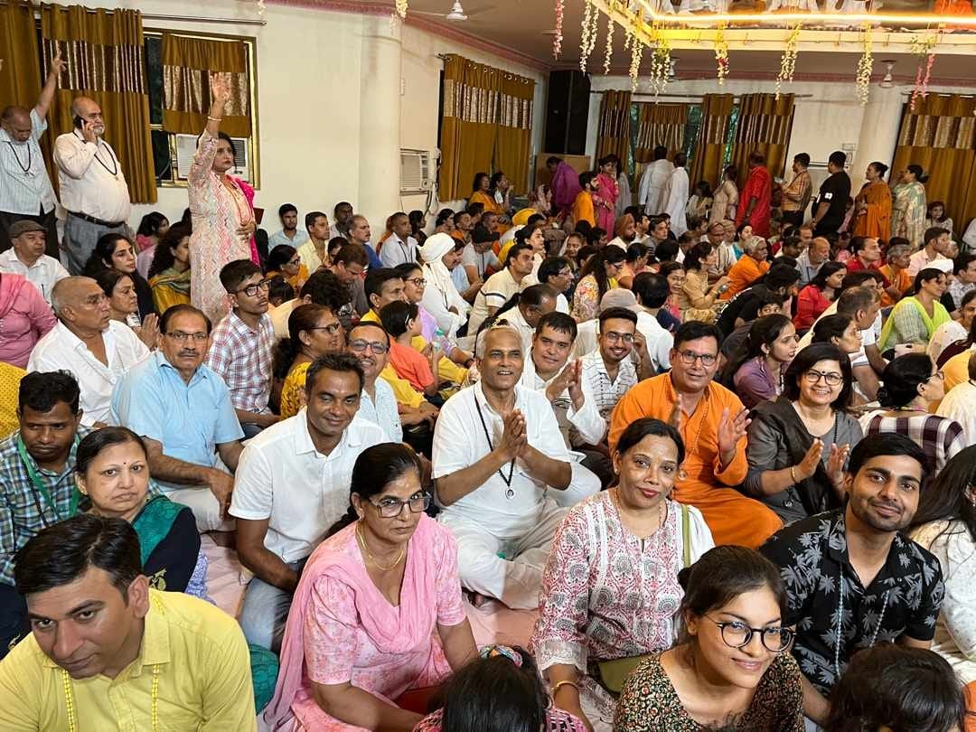 फोटो 45- सोनीपत के मुरथल रोड स्थित ओशोधारा नानक धाम आश्रम में कार्यक्रम के दौरान मौजूद साधक। सं फोटो 45- सोनीपत के मुरथल रोड स्थित ओशोधारा नानक धाम आश्रम में कार्यक्रम के दौरान मौजूद साधक। सं