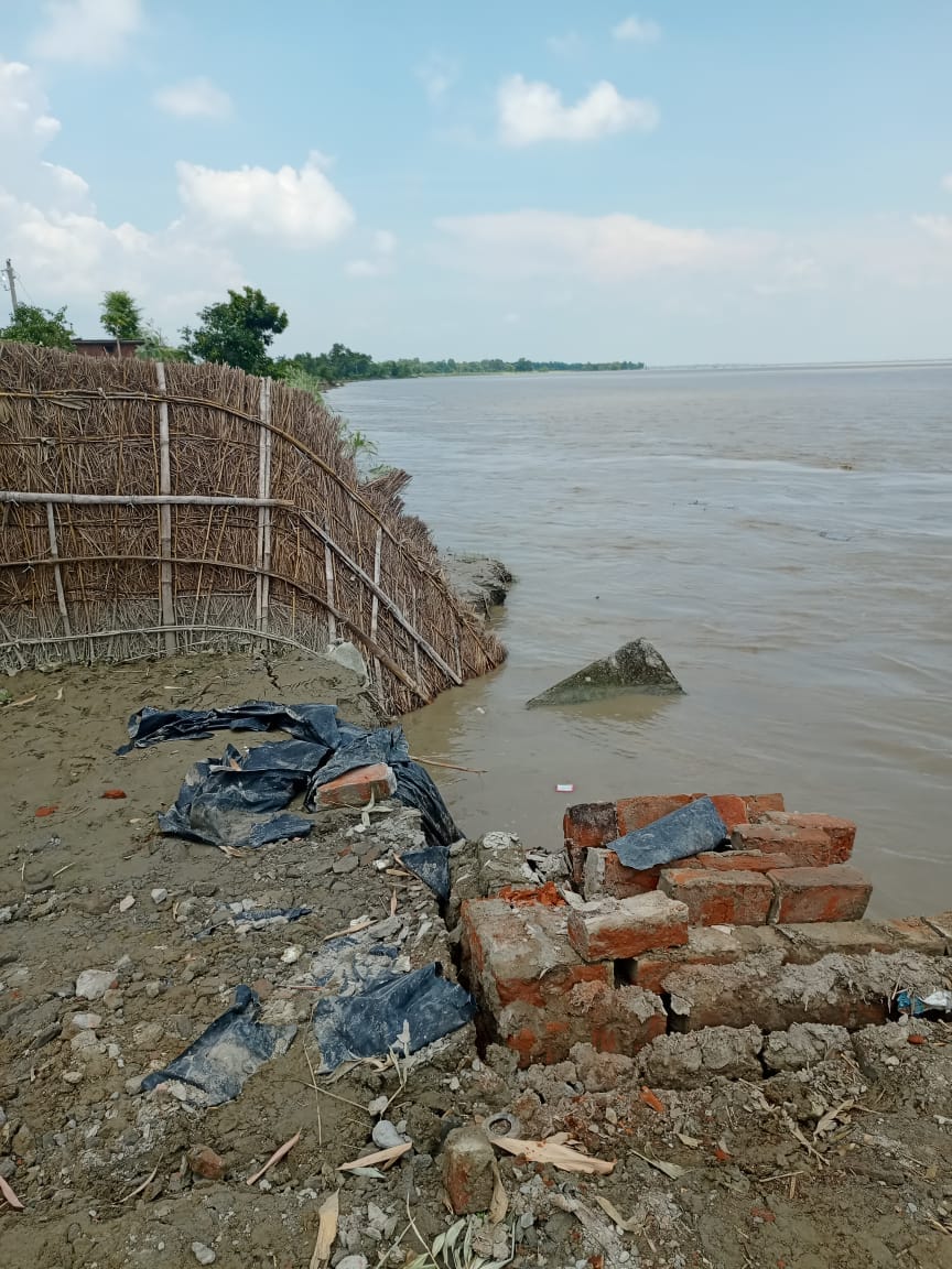 फोटो- धोबियाना का मुख्य मार्ग कटने के बाद पलायन कर जाते लोग फोटो- धोबियाना का मुख्य मार्ग कटने के बाद पलायन कर जाते लोग