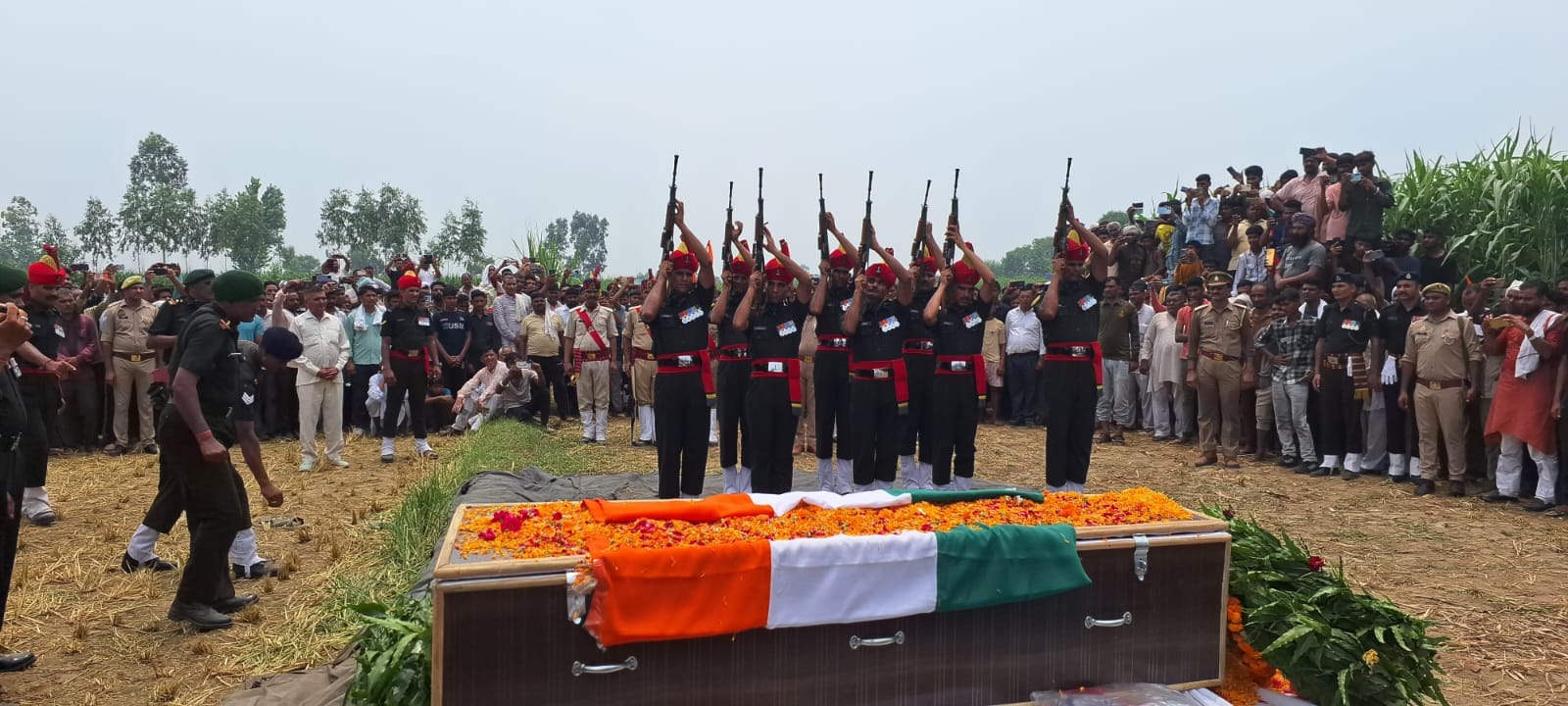 झिंझाना राष्ट्रीय शिक्षा सदन इंटर कॉलेज के मैदान में पहुंचा शहीद का पार्थिव शरीर झिंझाना राष्ट्रीय शिक्षा सदन इंटर कॉलेज के मैदान में पहुंचा शहीद का पार्थिव शरीर