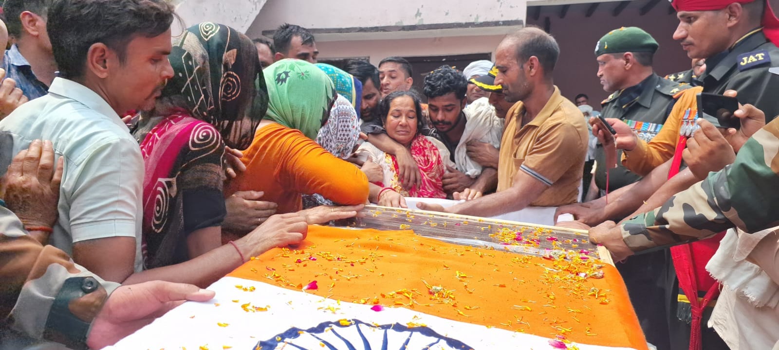 झिंझाना राष्ट्रीय शिक्षा सदन इंटर कॉलेज के मैदान में पहुंचा शहीद का पार्थिव शरीर झिंझाना राष्ट्रीय शिक्षा सदन इंटर कॉलेज के मैदान में पहुंचा शहीद का पार्थिव शरीर