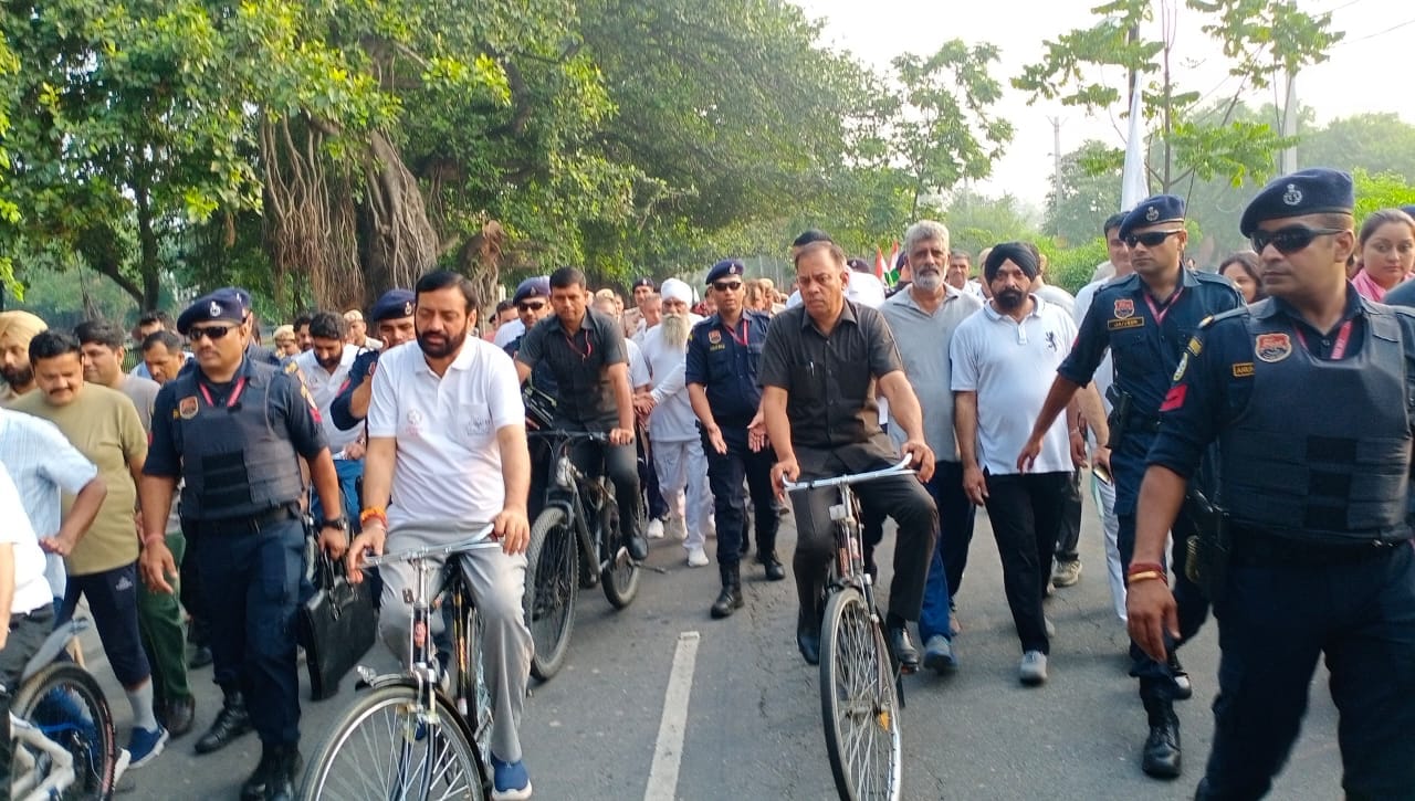 कुरुक्षेत्र। राहगिरी कार्यक्रम में बॉक्सिंग खेलते मुख्यमंत्री नायब सिंह सैनी। संवाद कुरुक्षेत्र। राहगिरी कार्यक्रम में बॉक्सिंग खेलते मुख्यमंत्री नायब सिंह सैनी। संवाद