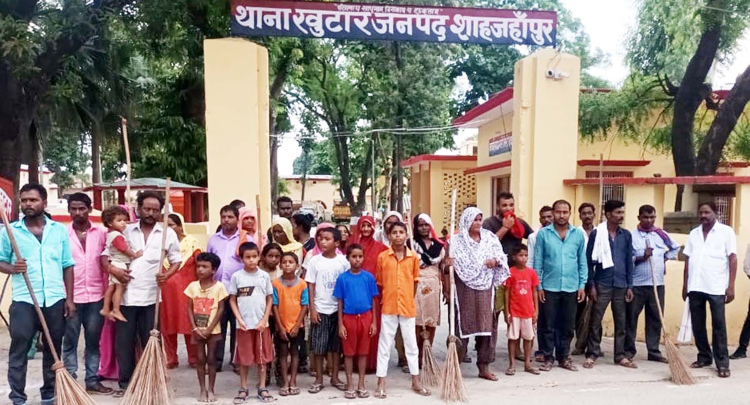 खुटार में चबूतरे के पास लाठी, डंडे लेकर खड़ी वाल्मीकि समाज की महिलाएं। वीडियो ग्रैब