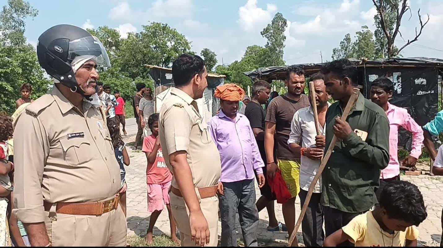 खुटार में चबूतरे के पास लाठी, डंडे लेकर खड़ी वाल्मीकि समाज की महिलाएं। वीडियो ग्रैब