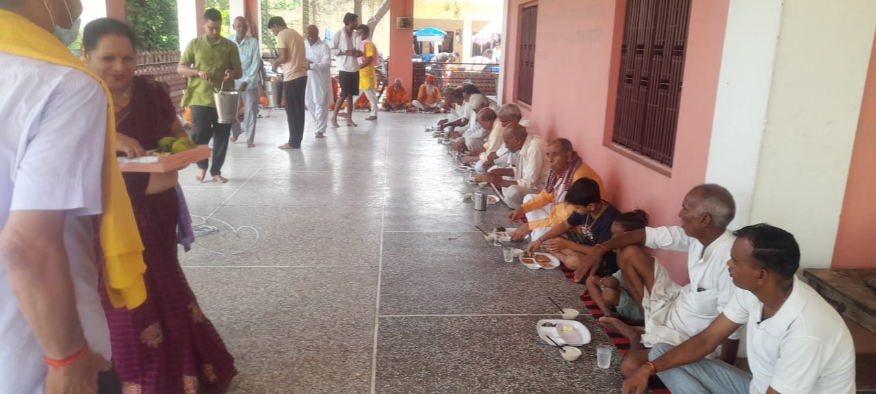 मिर्जापुर में ढाईघाट पर गुरु पूर्णिमा के दिन लगा मेला। संवाद मिर्जापुर में ढाईघाट पर गुरु पूर्णिमा के दिन लगा मेला। संवाद