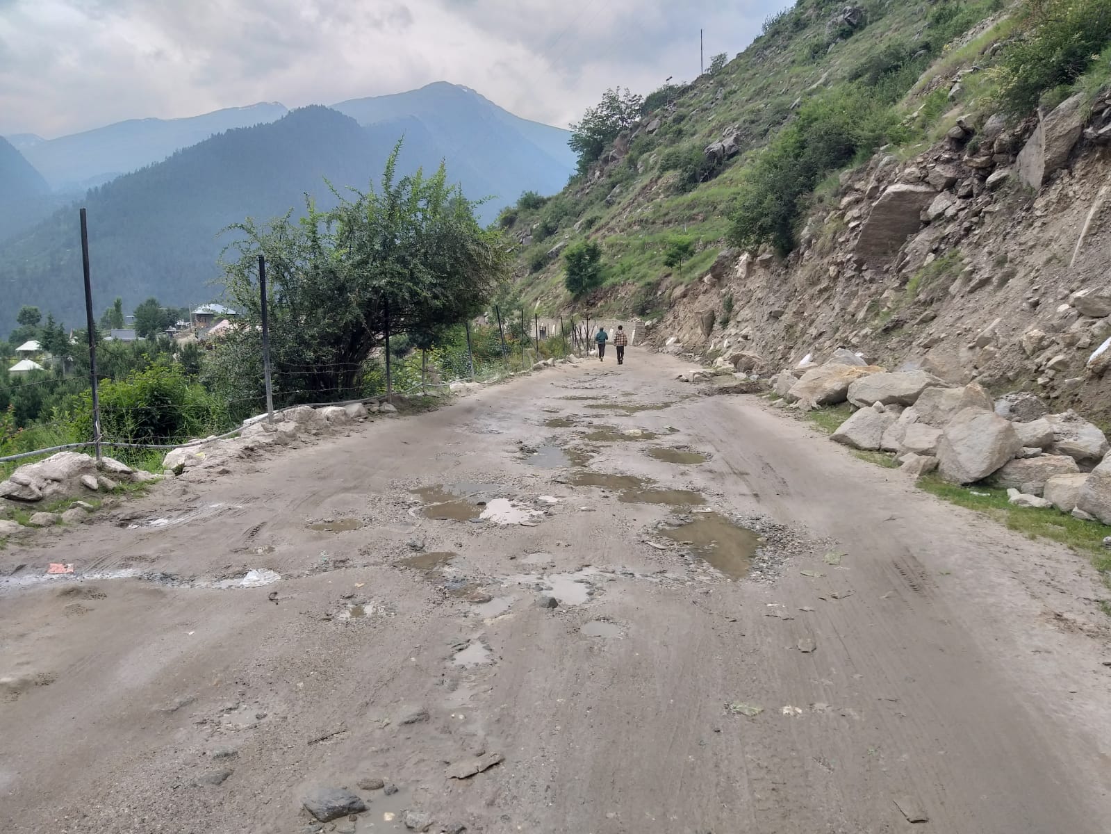 सांगला करछम संपर्क मार्ग गडढों में तबदील सांगला करछम संपर्क मार्ग गडढों में तबदील