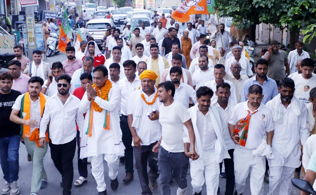22जेएनडी02 : पैदलयात्रा के दौरान लोगों का अभिवादन स्वीकार करते कर्मवीर सैनी। स्रोत स्वयं 22जेएनडी02 : पैदलयात्रा के दौरान लोगों का अभिवादन स्वीकार करते कर्मवीर सैनी। स्रोत स्वयं