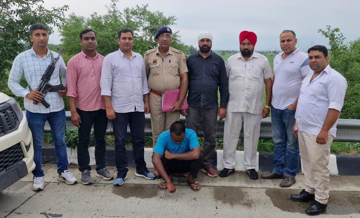 22जेएनडी05: पुलिस गिरफ्त में पकड़ा गया नशा तस्कर। स्रोत पुलिस प्रशासन 22जेएनडी05: पुलिस गिरफ्त में पकड़ा गया नशा तस्कर। स्रोत पुलिस प्रशासन