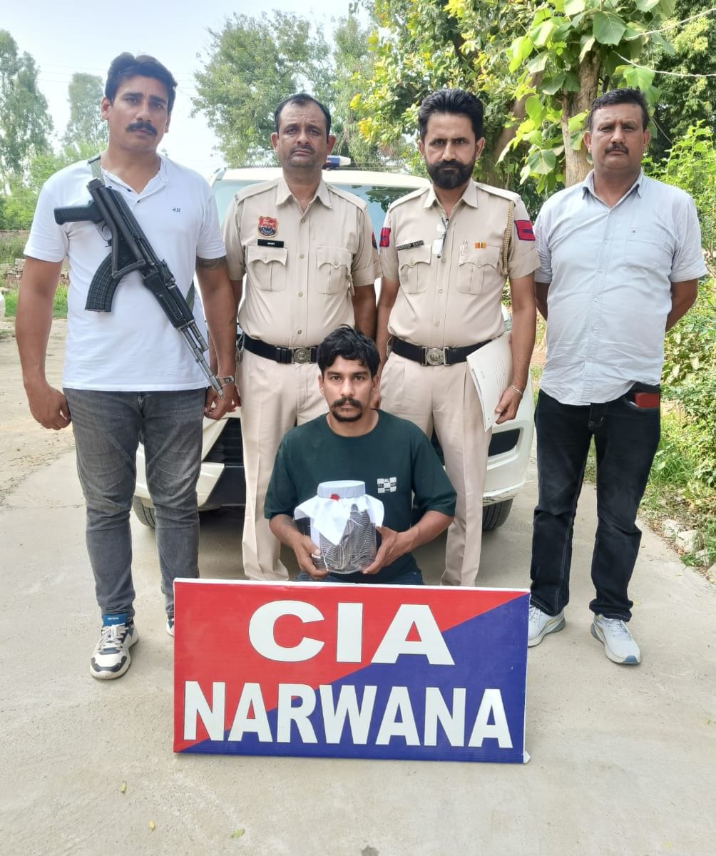 22जेएनडी09: पुलिस गिरफ्त में पकड़ा गया आरोपी। स्रोत पुलिस प्रशासन 22जेएनडी09: पुलिस गिरफ्त में पकड़ा गया आरोपी। स्रोत पुलिस प्रशासन