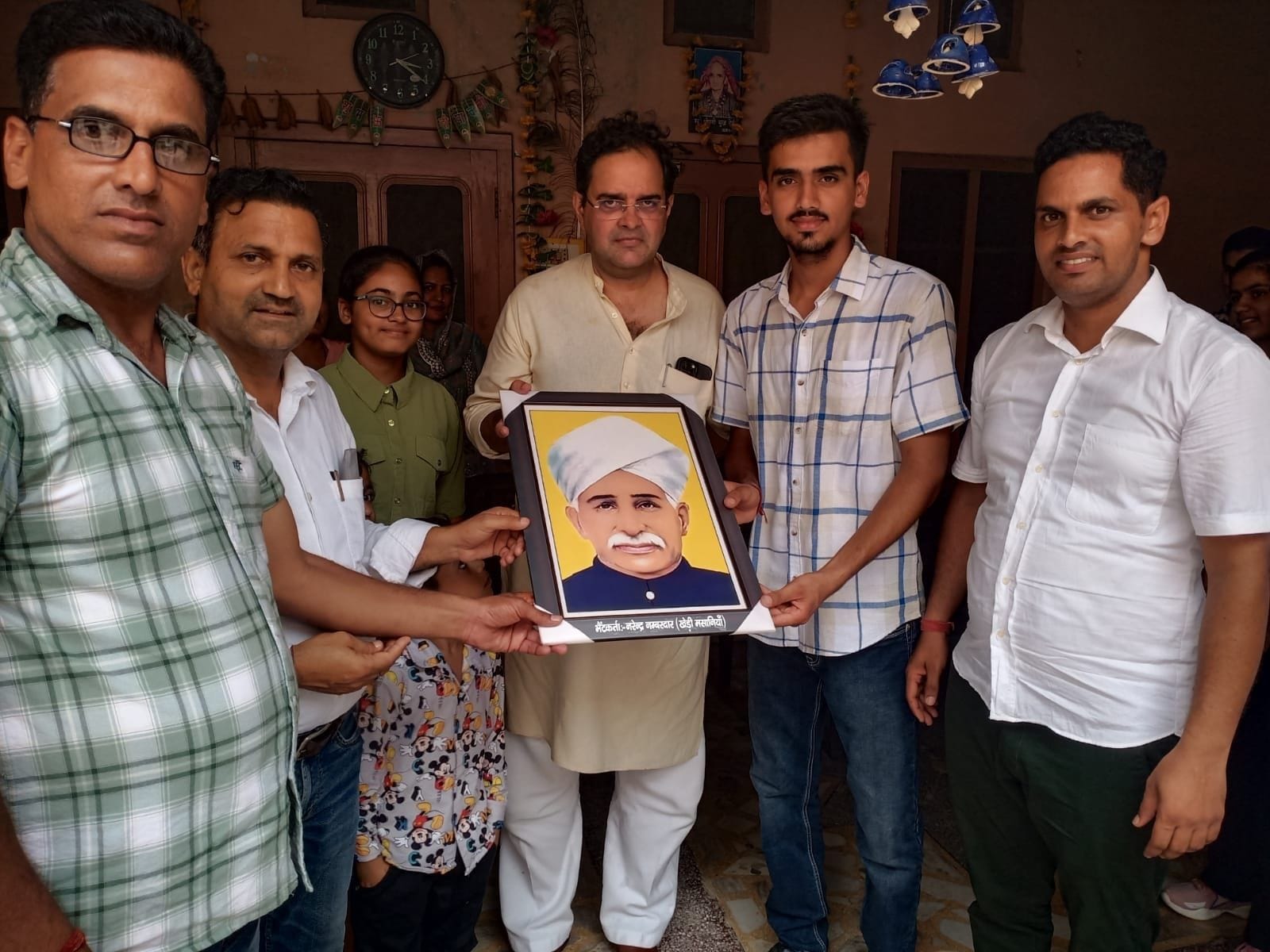 22जेएनडी16-पूर्व सांसद बृजेंद्र सिंह को सर छोटूराम की फोटो भेंट करते हुए कार्यकर्ता। संवाद