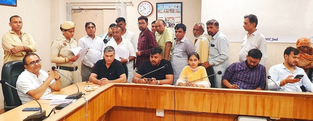 22जेएनडी20-समाधान शिविर में समस्याएं सुनते अधिकारी। स्रोत प्रशासन