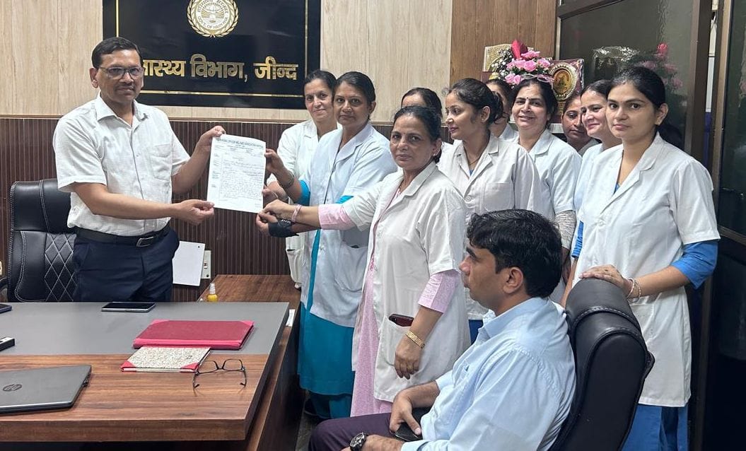 22जेनडी37 : सिविल सर्जन को अपनी मांगों का ज्ञापन सौंपती नर्सिंग ऑफिसर। संवाद 22जेनडी37 : सिविल सर्जन को अपनी मांगों का ज्ञापन सौंपती नर्सिंग ऑफिसर। संवाद