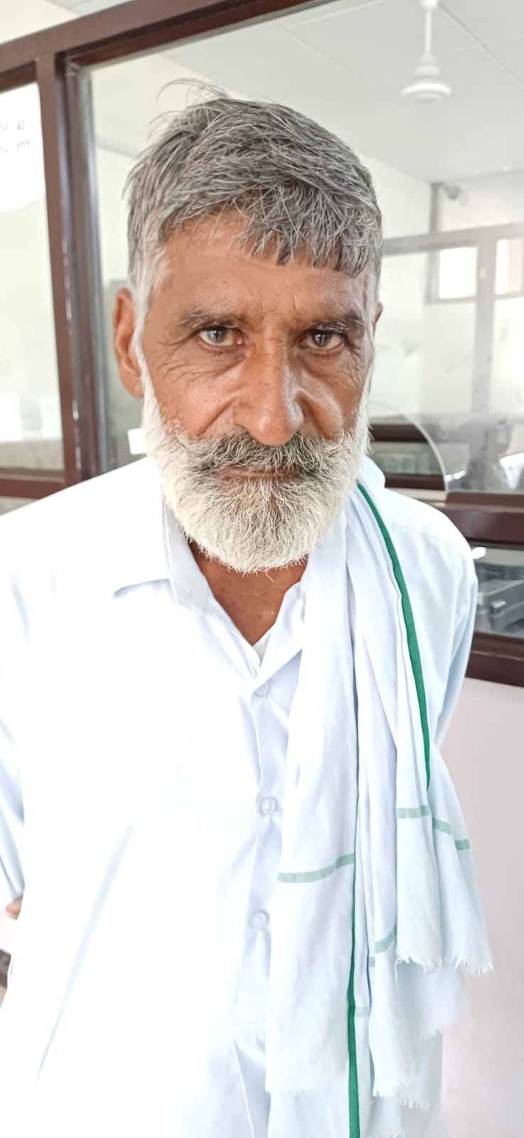 अंंबाला छावनी तहसील में परेशान होते लोग।