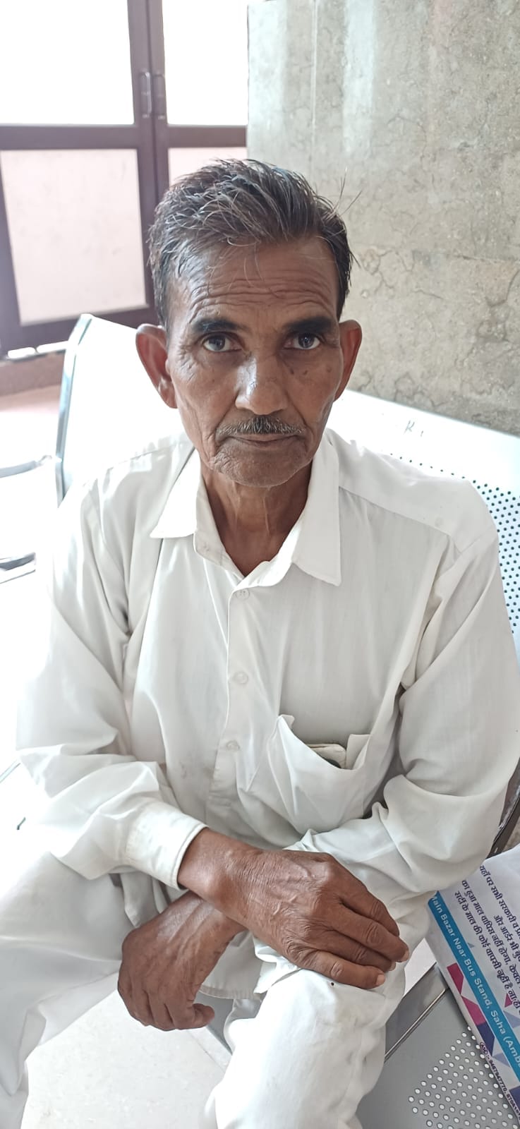 अंंबाला छावनी तहसील में परेशान होते लोग।