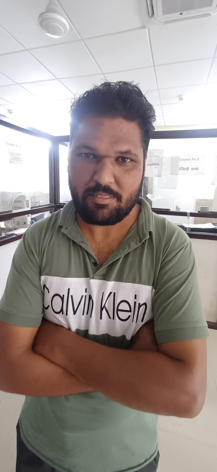 अंंबाला छावनी तहसील में परेशान होते लोग।