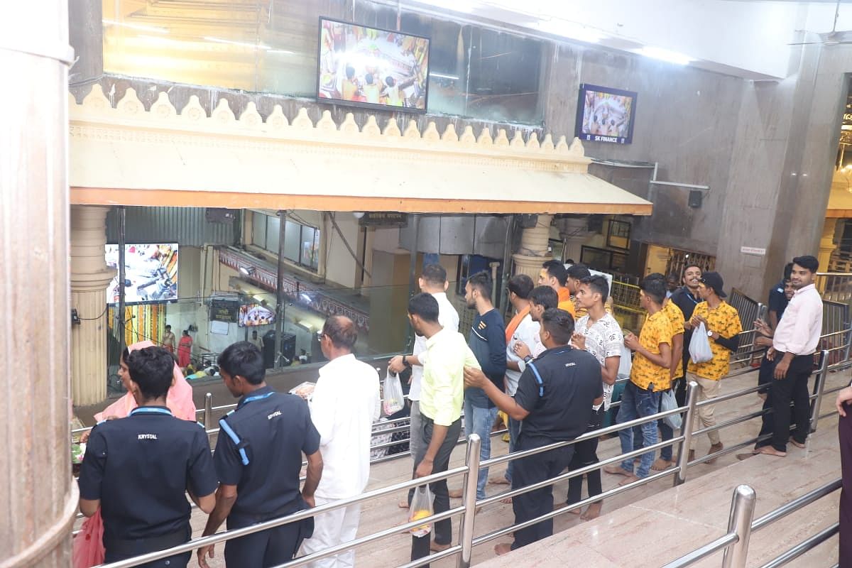बाबा महाकाल की आज कुछ इस प्रकार हुई भस्म आरती.... चलित भस्म आरती व्यवस्था से दर्शन करते श्रद्धा