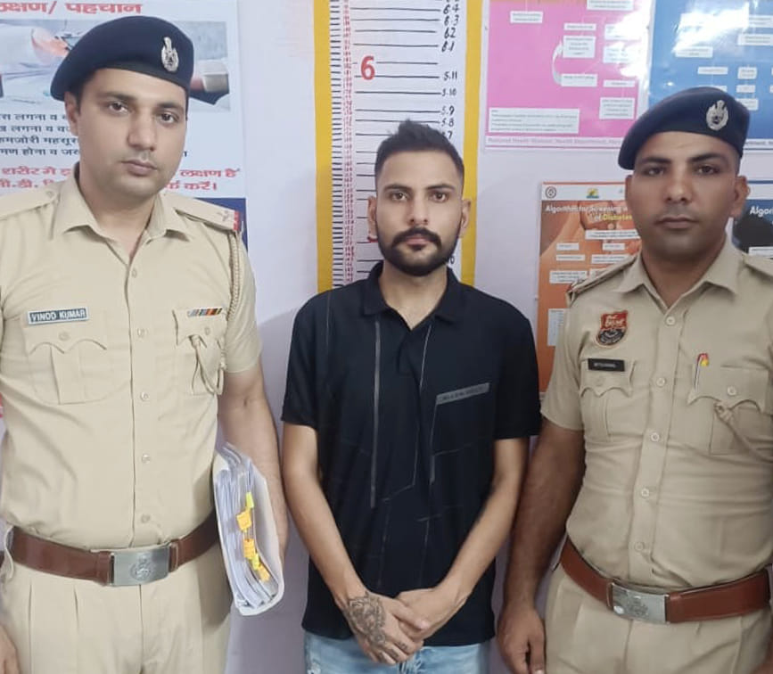 फोटो 29- सोनीपत के गन्नौर में पुलिस के साथ गिरफ्तार आरोपी मोहित। संवाद फोटो 29- सोनीपत के गन्नौर में पुलिस के साथ गिरफ्तार आरोपी मोहित। संवाद