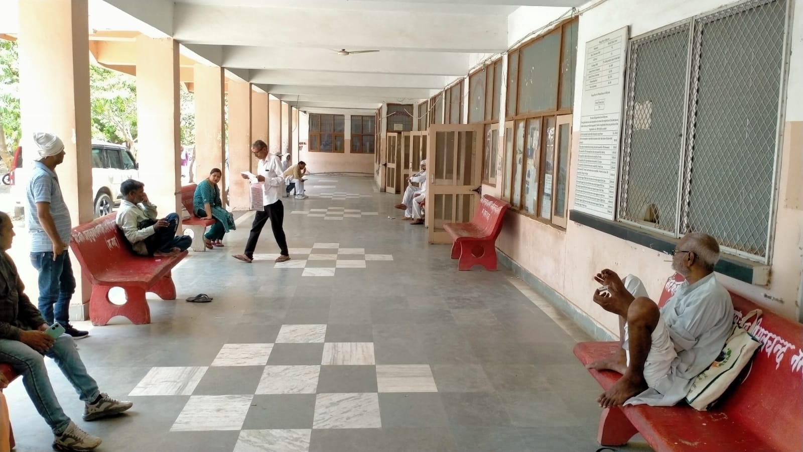 फोटो संख्या:64- कंप्यूटर ऑपरेटर हड़ताल पर होने के कारण लघु सचिवालय महेंद्रगढ़ में अंत्योदय सरल 